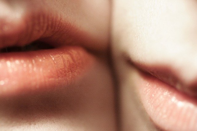 Cara Menghilangkan Flek Hitam di Bibir secara Alami
